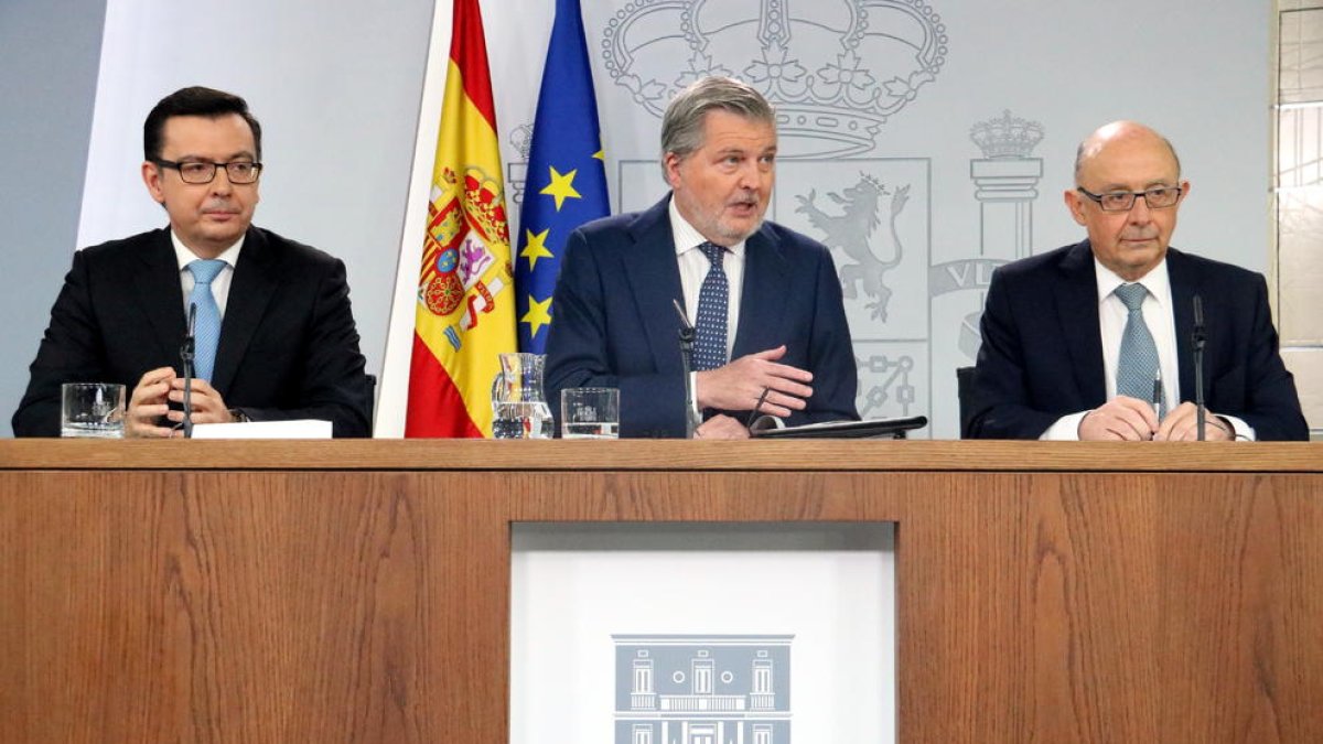 Els ministres d'Economia, Román Escolano, el portaveu del govern espanyol, Íñigo Méndez de Vigo, i el ministre d'Hisenda, Cristòbal Montoro.