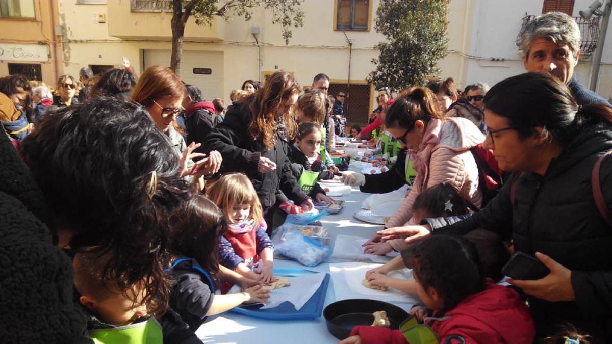 Més de 400 nens participen als tallers de mones de Vandellòs i l'Hospitalet de l'Infant.