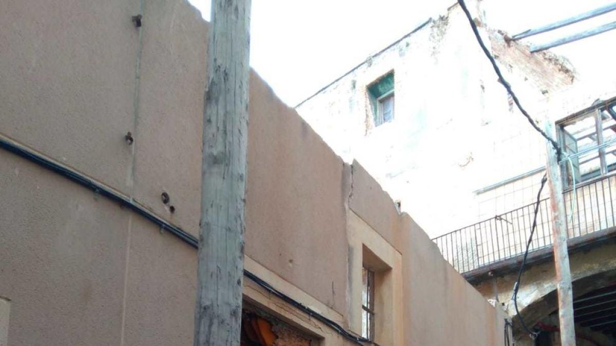 Imagen de la calle Arc d'en Toda con la pared donde está la colmena acordonada.