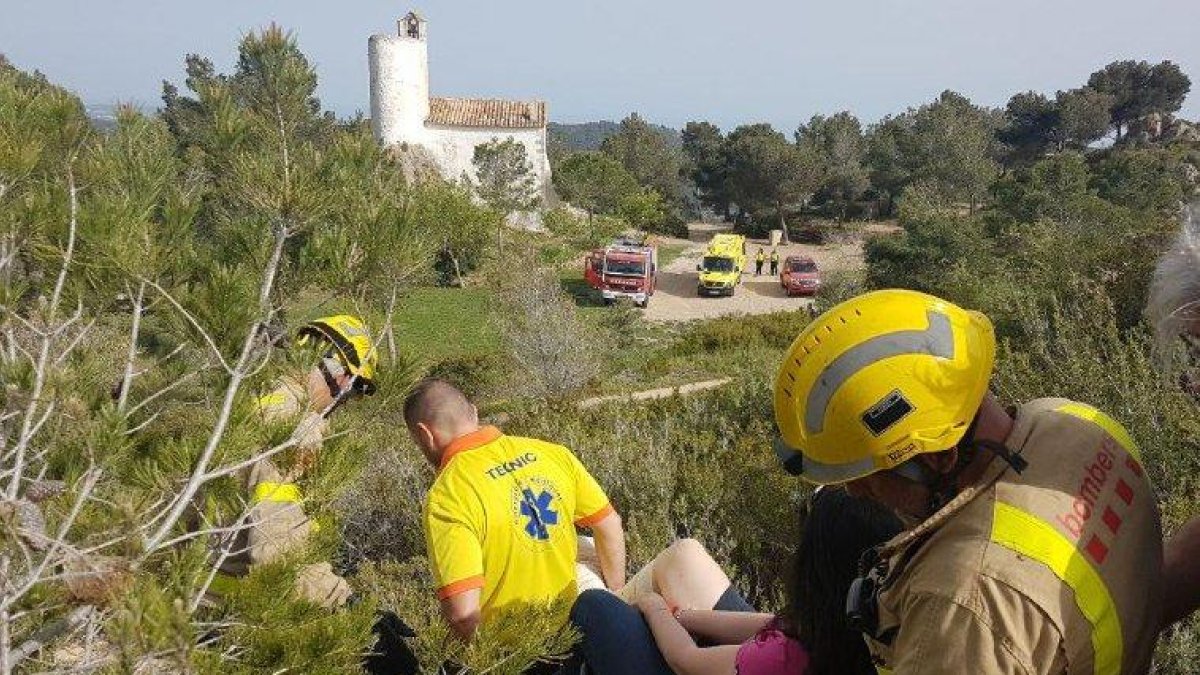 La mujer fue evacuada con una silla hasta la ambulancia.