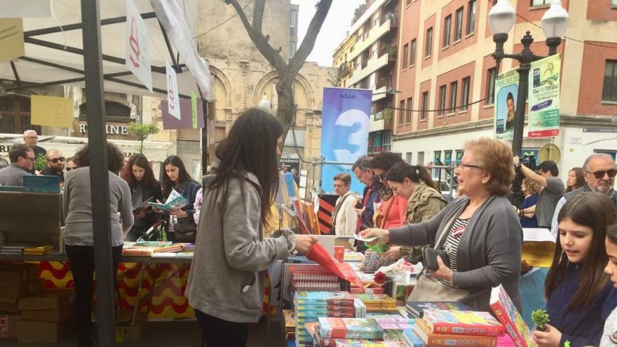 La Rambla Nova, llena de paradas|puestos de rosas y libros por Sant Jordi.