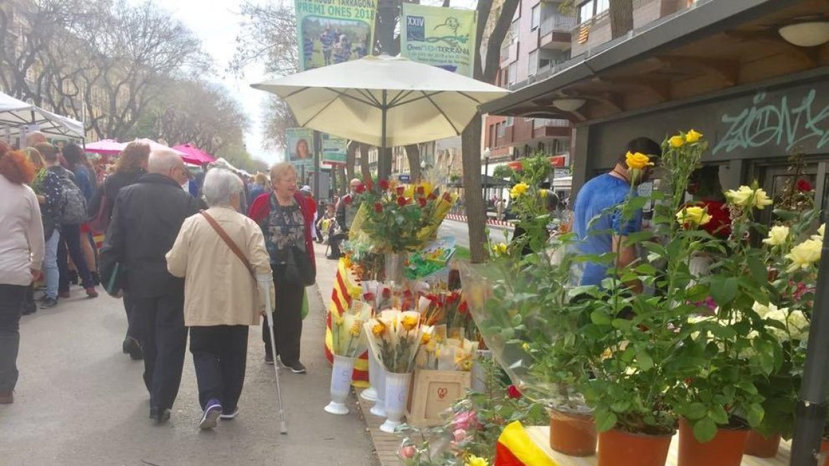 La Rambla Nova, plena de parades de roses i llibres per Sant Jordi.