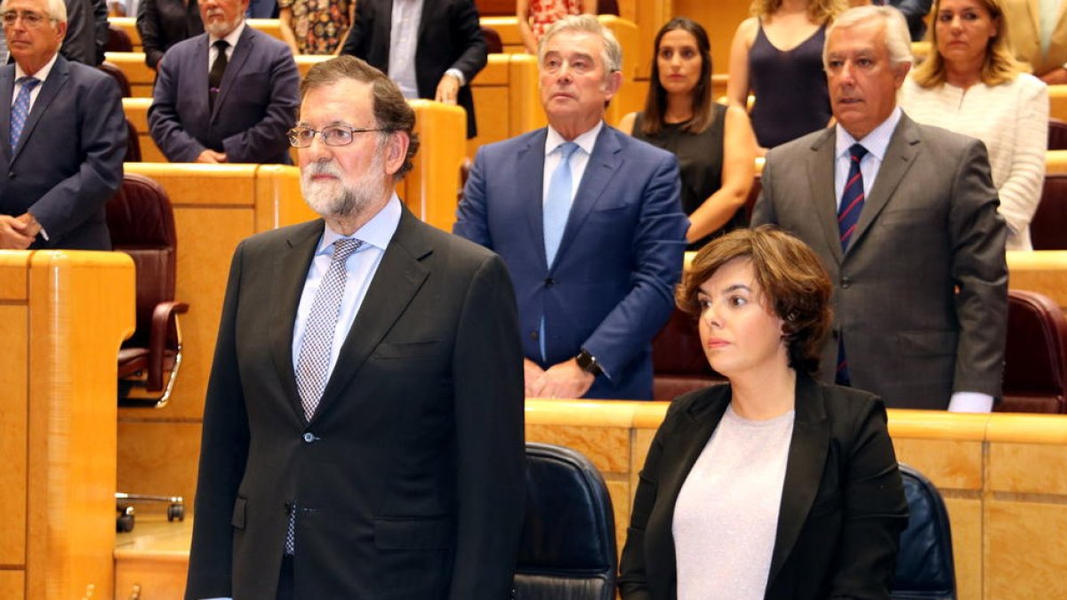 El president del govern espanyol, Mariano Rajoy, i la vicepresidenta, Soraya Sáenz de Santamaría, en el Senado.