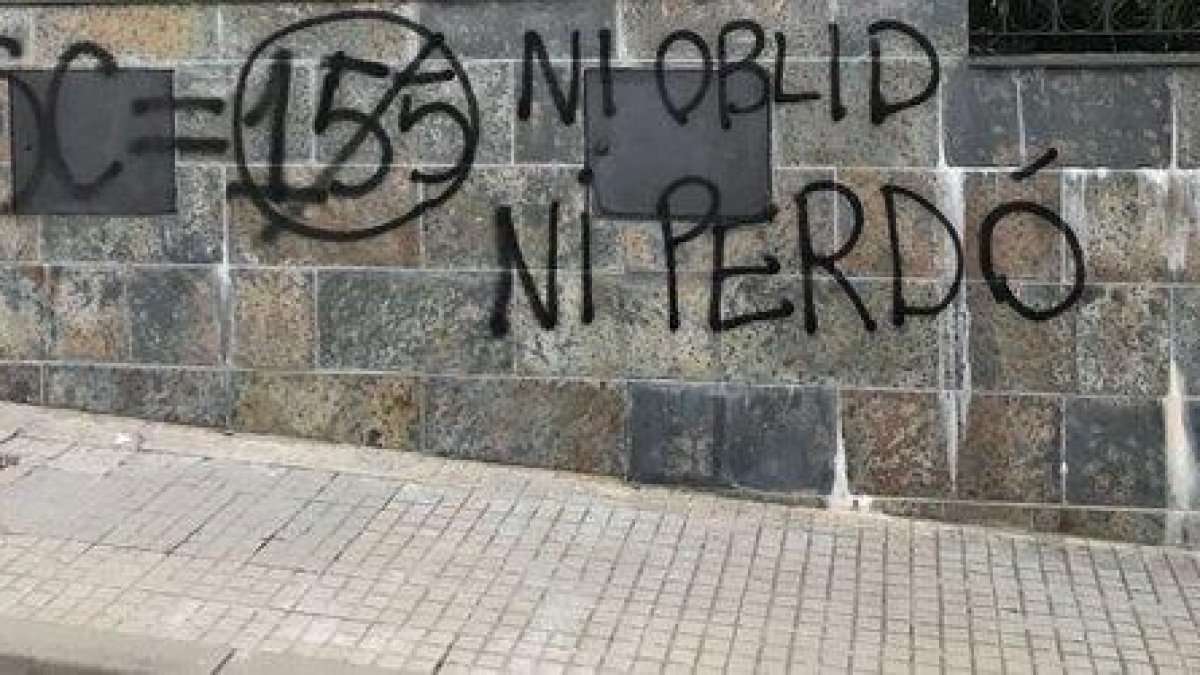 La pintada 'Ni olvido ni perdón' aparecida en el domicilio del secretario de Organización del PSC, Salvador Illa.