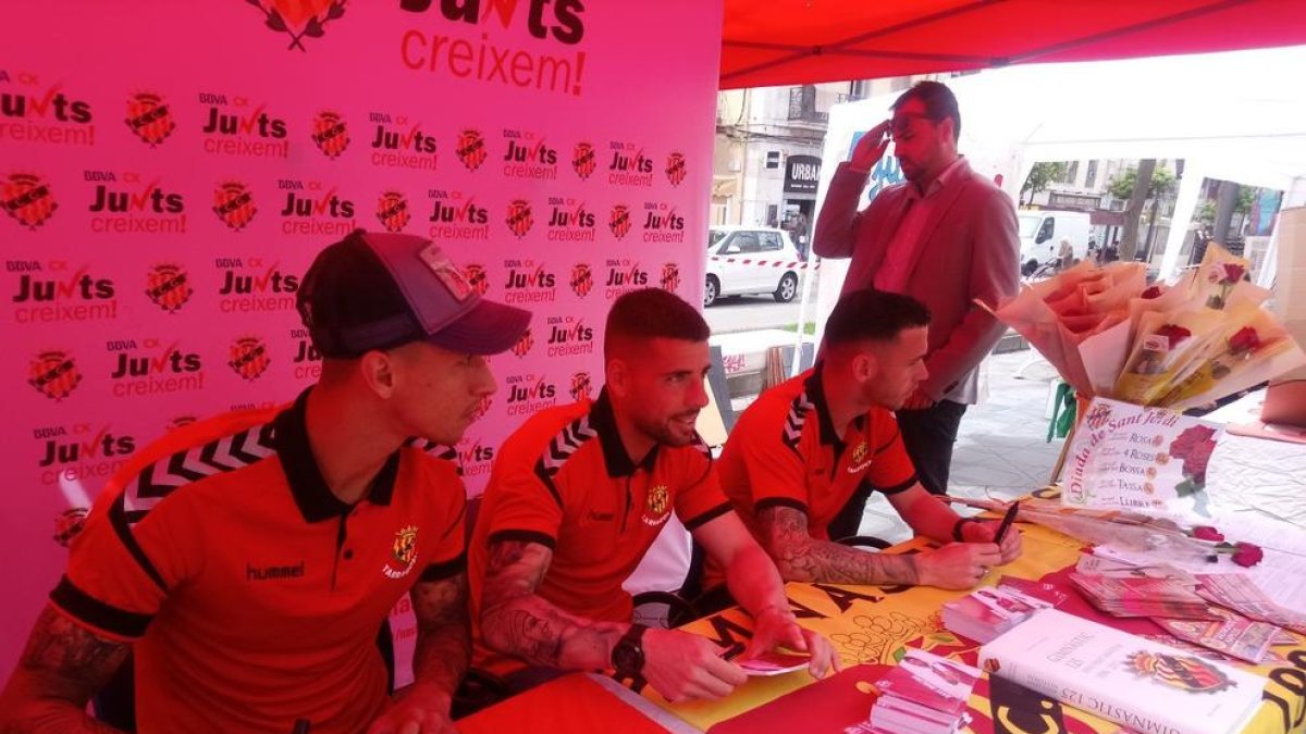 Maikel Mesa, Xavi Molina i Álvaro Vázquez han firmat autògrafs a la Rambla Nova de Tarragona.