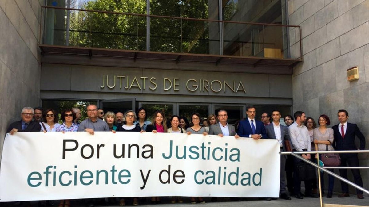 Imatge de la concentració de jutges i fiscals als Jutjats de Girona.