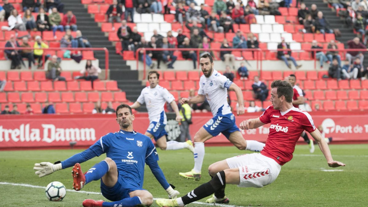 Manu Barreiro remata desde el suelo durante el Nàstic-Tenerife, que acabó con victoria visitante (1-2).