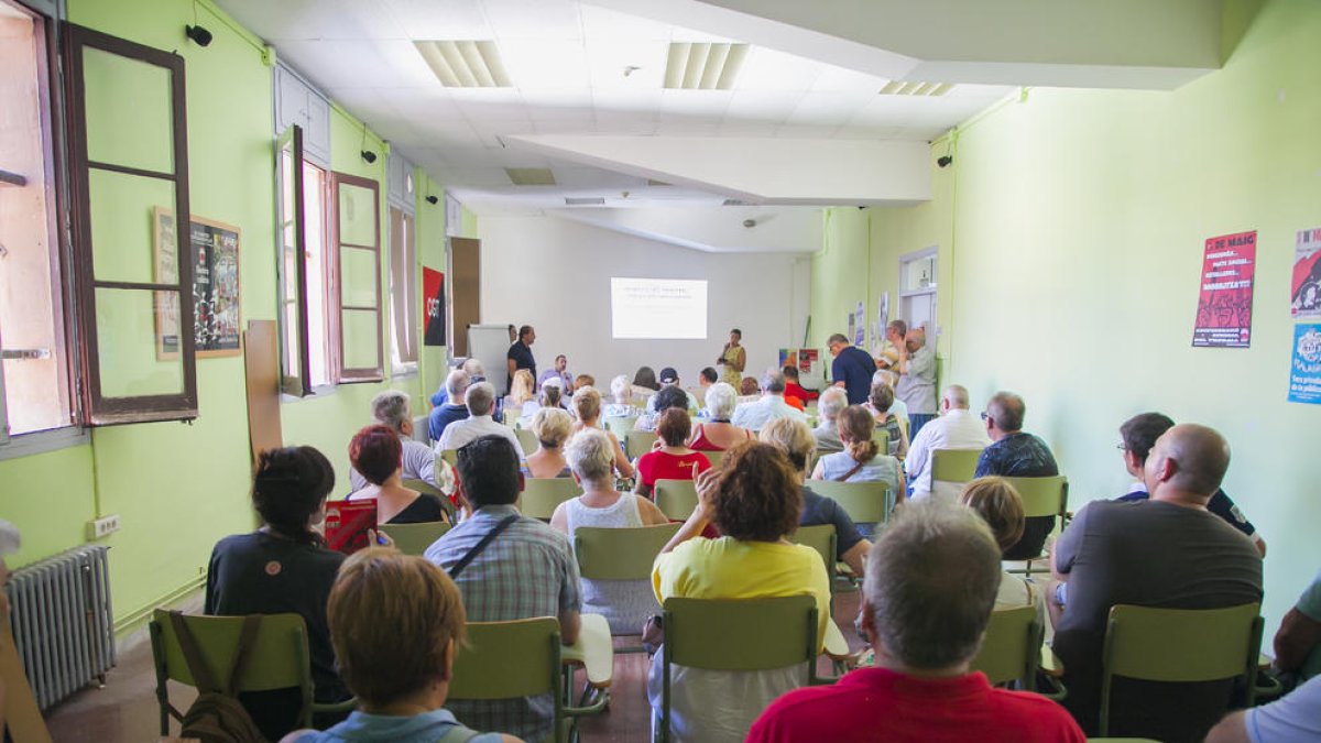 A inicis d'estiu, els afectats d'iDental van fer la primera reunió amb Legales Sin Fronteras.