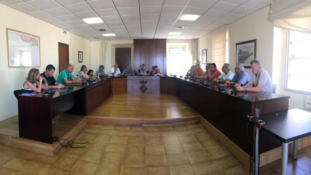 Vecinos y políticos del municipio se reunieron este lunes para determinar acciones conjuntas.