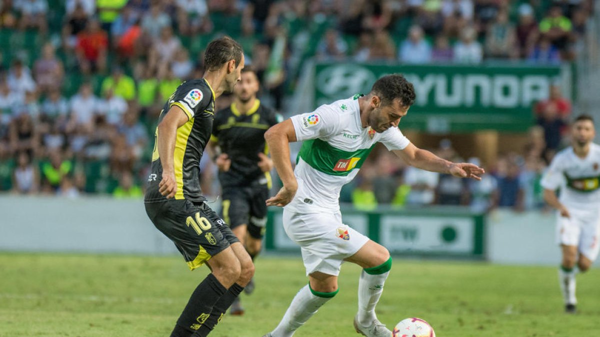 Imagen de Benja en una jugada en el partido de debut en Segunda A del equipo valenciano, contra el Granada.