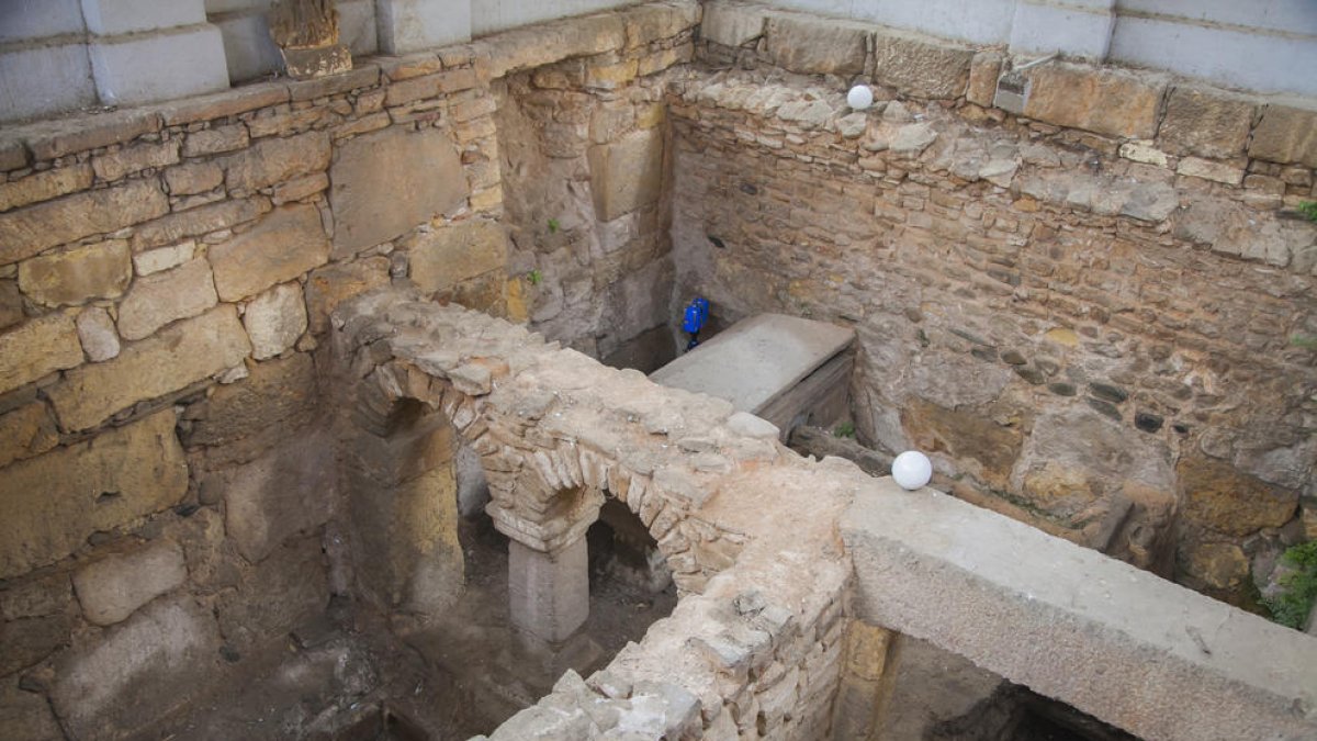 Un sector de la cripta dels Arcs, on ahir es feia l'aixecament d'imatges làser en 3D, on s'aprecia la presència d'un sarcòfag.