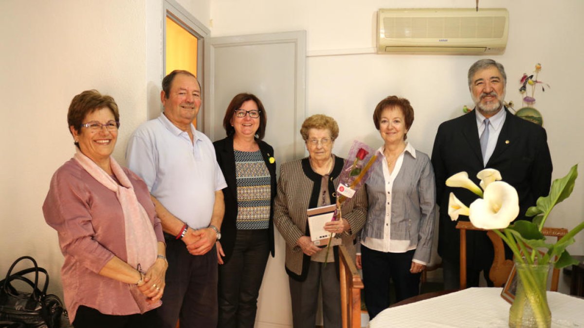 Camí Mendoza ha entregat una rosa a Miguela, de 92 anys, una de les persones ateses per Amics de la Gent Gran.