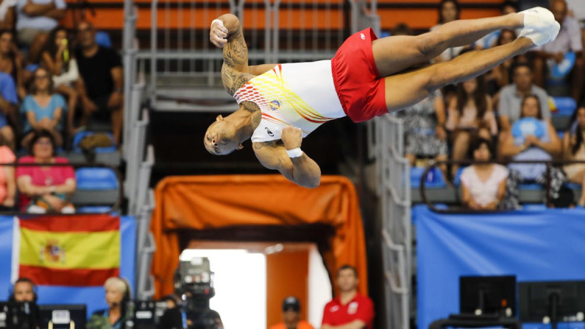 El gimnasta español Rayderley Zapata durante su participación en la especialidad de suelo en la final de gimansia artística de los XVIII Juegos Mediterráneos