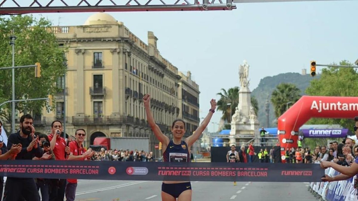 Marta Galimany cruzó, feliz, la línea de meta de la prueba de la Ciudad Condal.