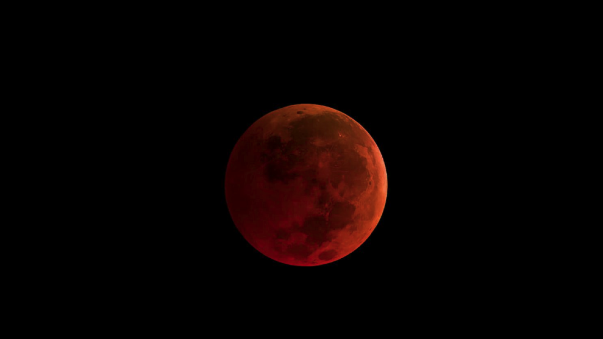 La Tierra se interpone entre el Sol y la Luna convirtiéndola en una 'luna de sangre'.
