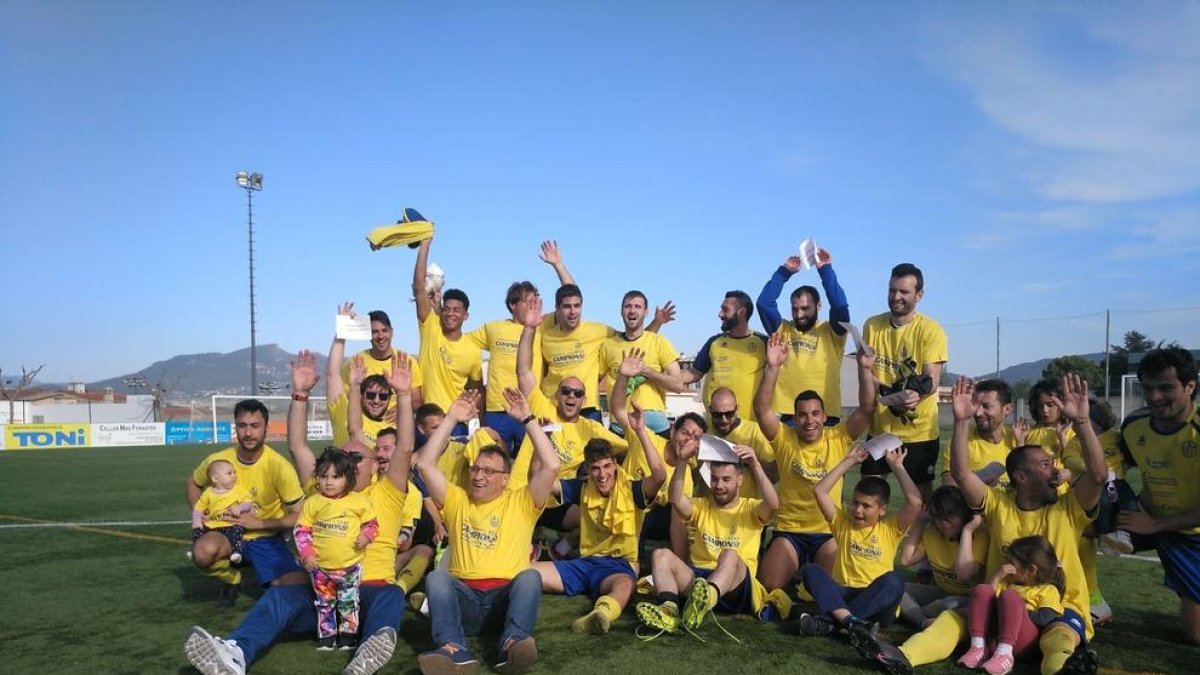 Els jugadors del CE El Catllar celebren  la primera plaça.
