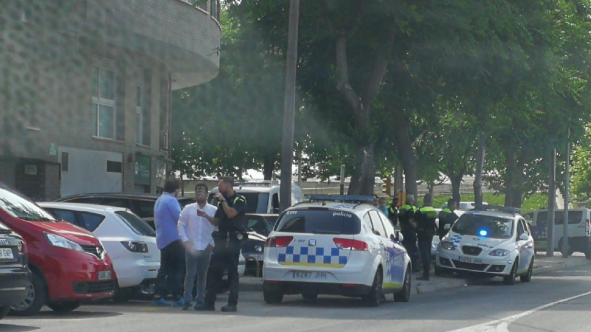 Diverses patrulles de la Guàrdia Urbana es van desplaçar al carrer Torres Jordi arran dels fets.