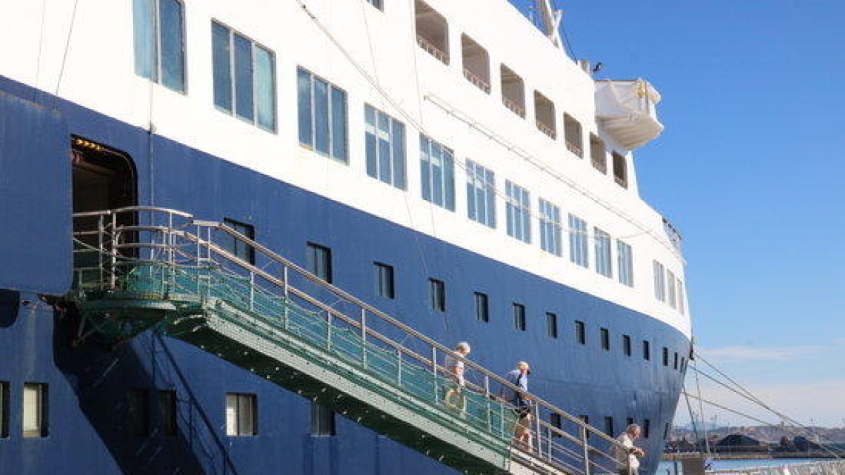 Pasajeros bajando por las escaleras del crucero 'Pearl II', el primero que atraca este año en el Port de Tarragona.