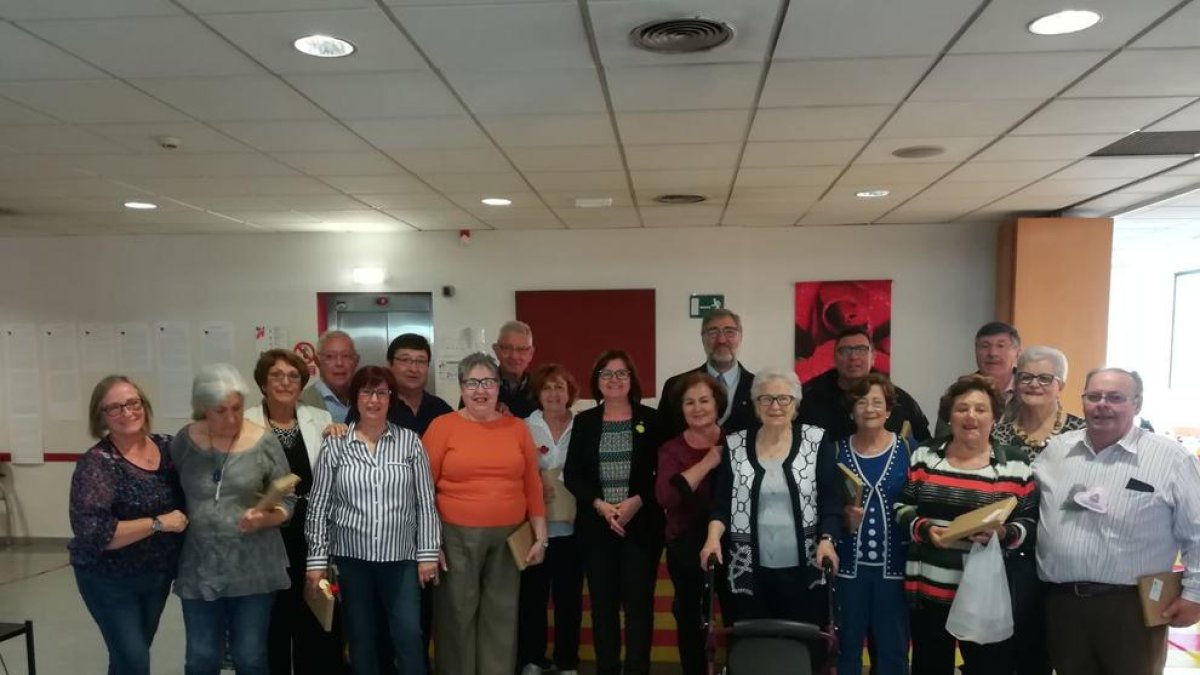 El Casal Municipal de la Gent Gran celebra la Diada de Sant Jordi.