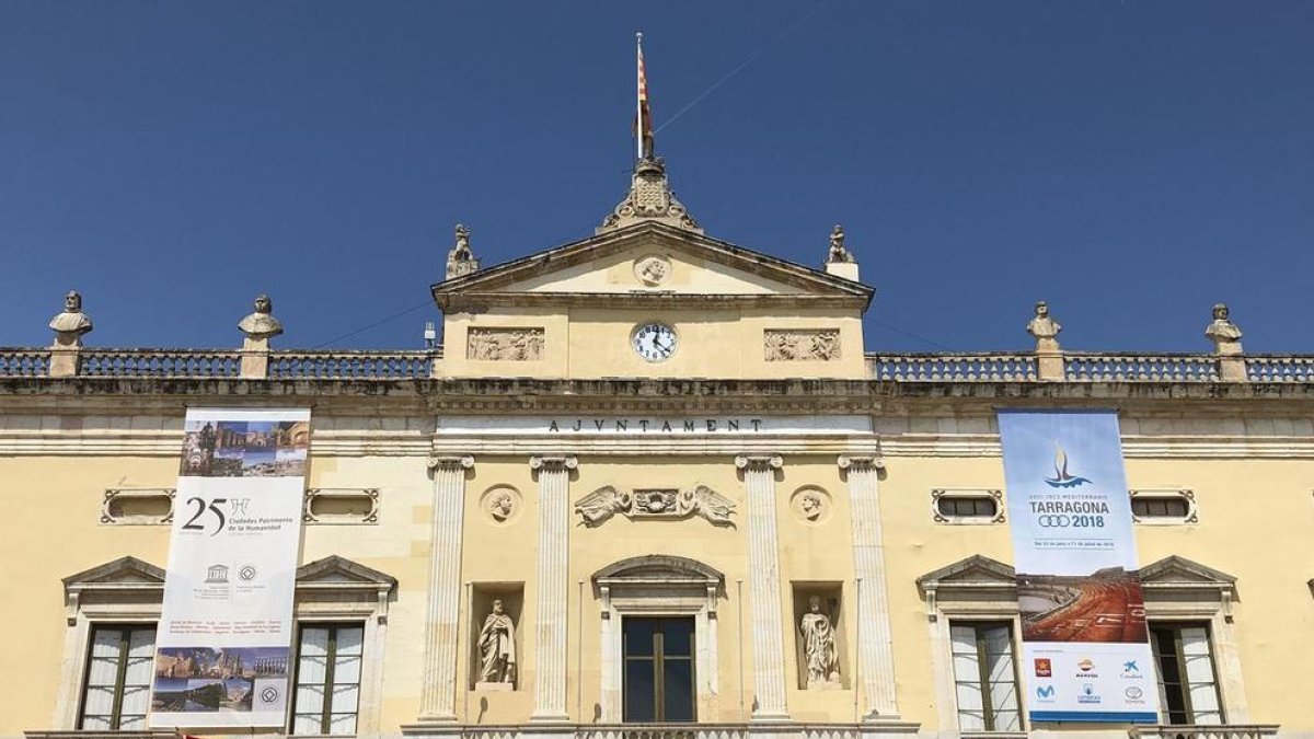 El Ayuntamiento de Tarragona con la bandera LGTBI colgada en la fachada.