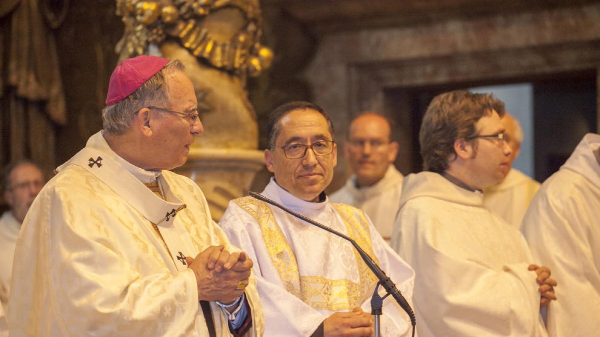 Rodríguez, amb l'arquebisbe Pujol, durant l'acte d'ordenació celebrat diumenge al Vendrell.
