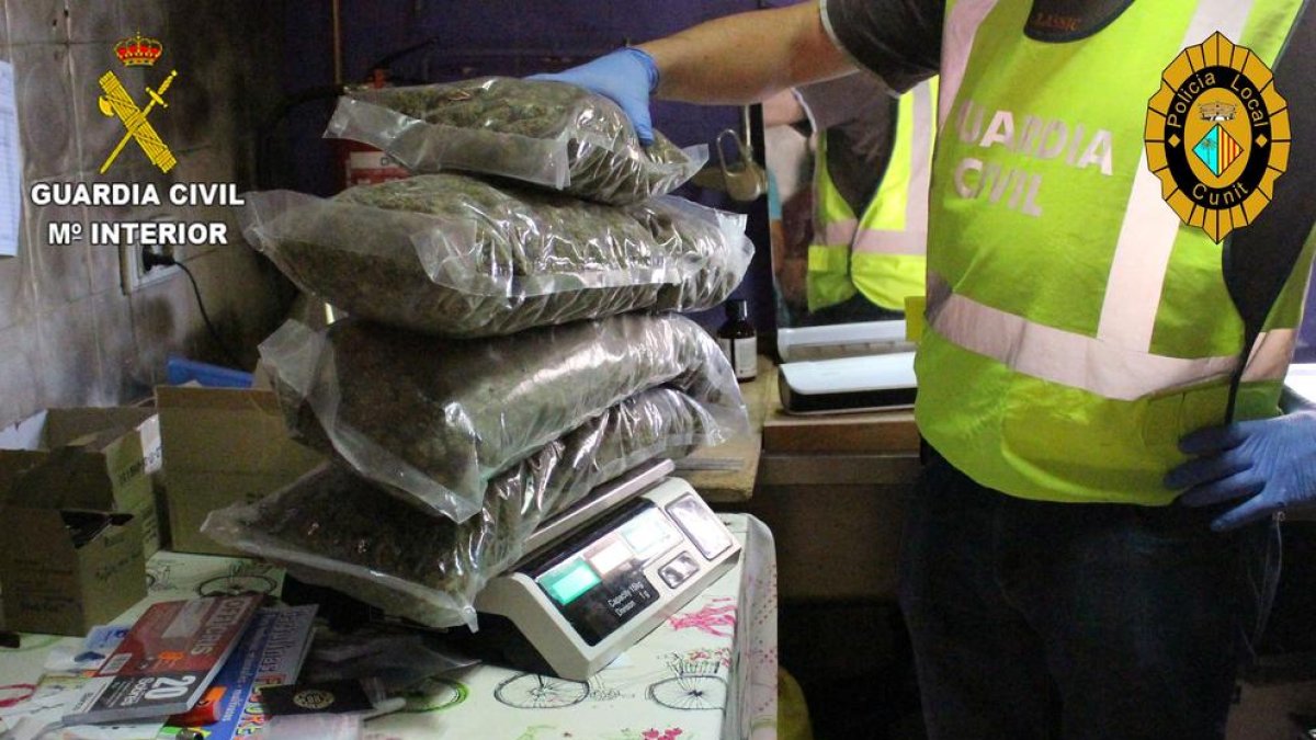 Es van intervenir 5.200 grams de marihuana seca disposada per a la venda, 693 grams d'haixix, 5.000 bosses unidosis amb autotancament, 4 bàscules i 9.000 euros en efectiu.