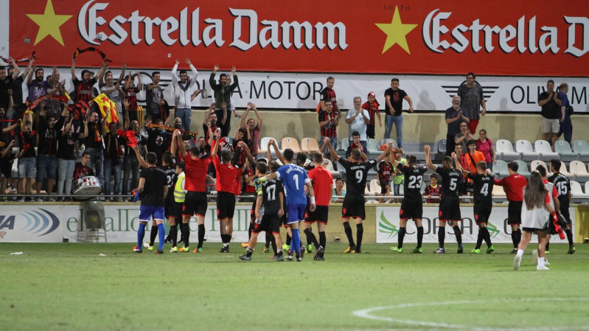 Los futbolistas roig-i-negres celebran una victoria con su afición en el Estadi Municipal.