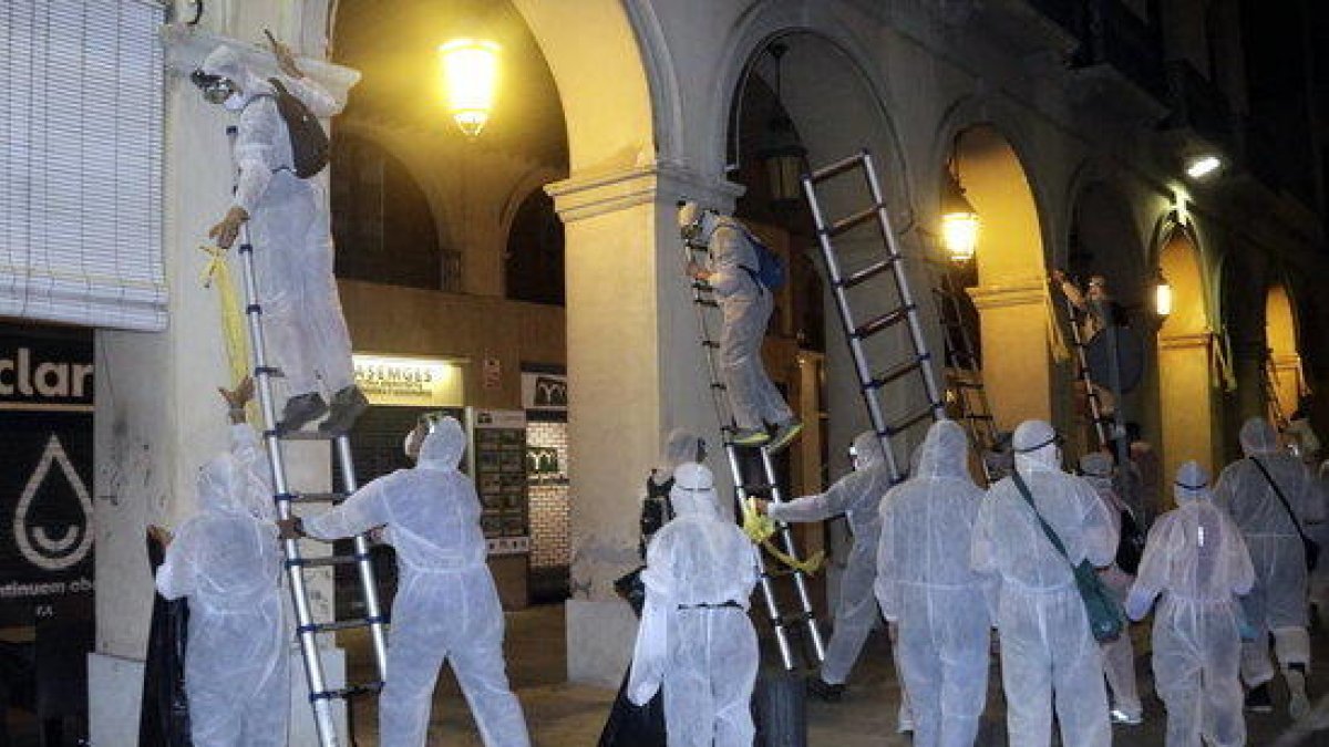 Imatge de la retirada de llaços grocs a la Bisbal d'Empordà.