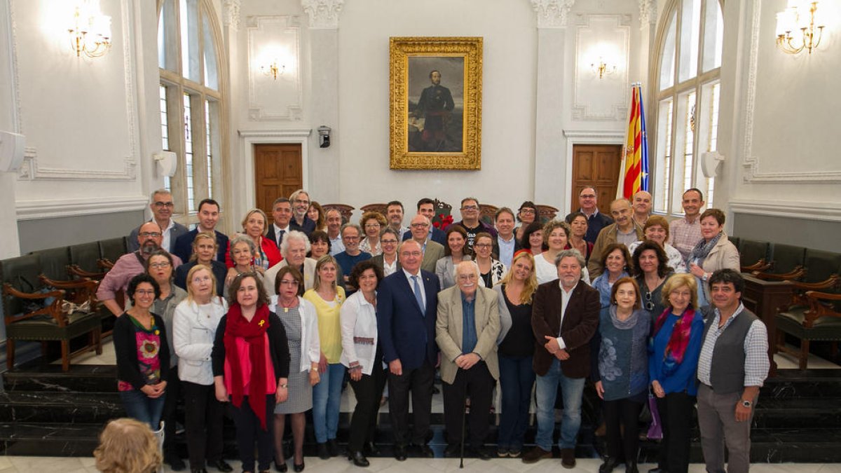 Fotografia de família dels autors locals i els regidors al Saló de Plens de l'Ajuntament.
