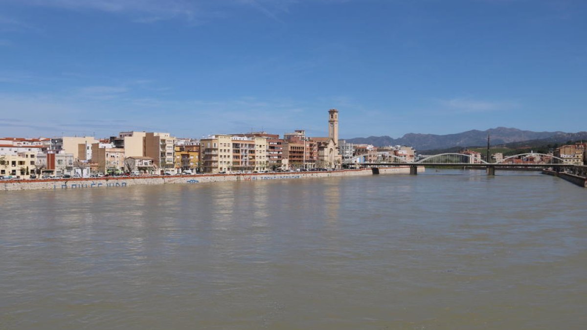 Pla del riu Ebre al seu pas per Tortosa vist des del Pont Roig. Imatge del 15 d'abril de 2018