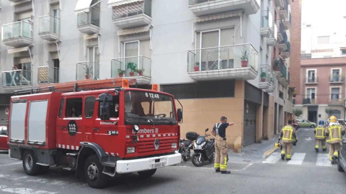 Parte del techo de un piso se ha hundido en el barrio del Serrallo.