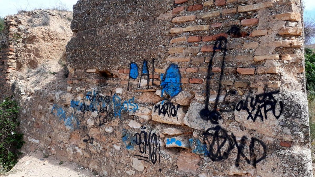 Pla general d'un mur del Fortí d'Orleans de Tortosa amb les pintades vandàliques