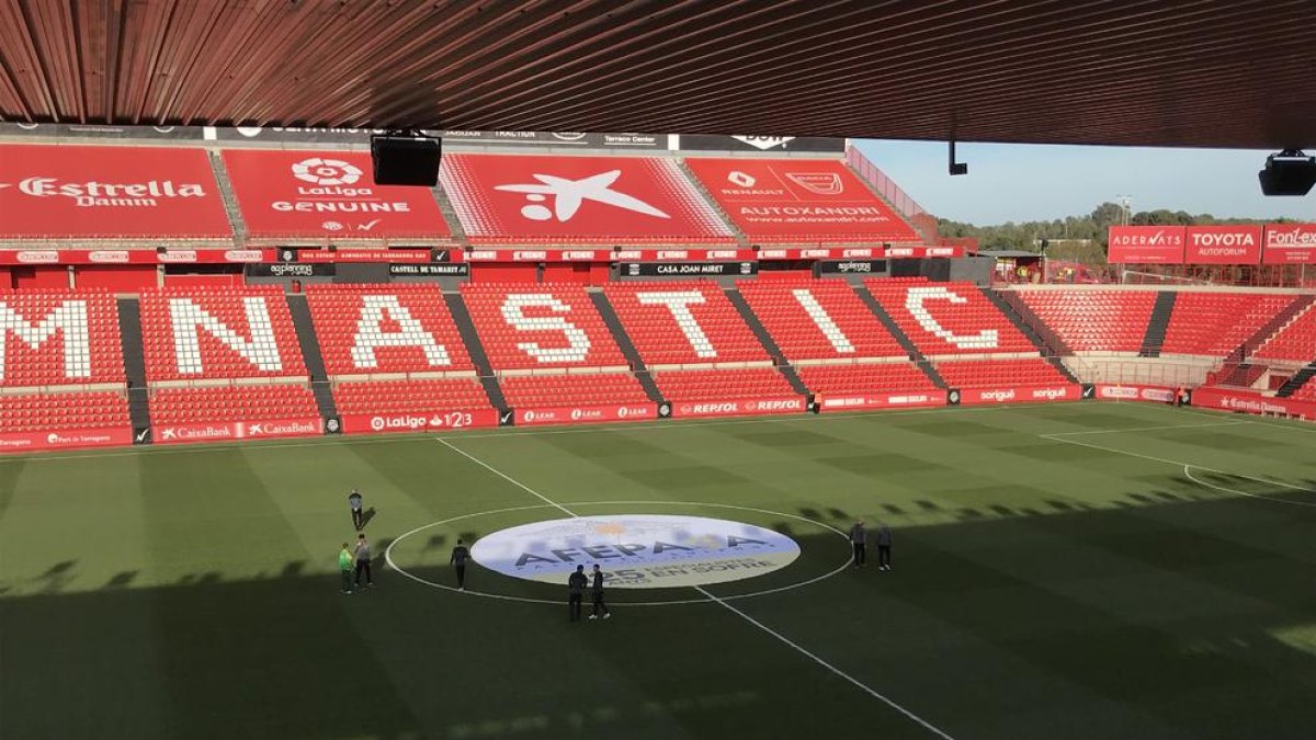 Los jugadores del Lugo, sobre el césped, antes del calentamiento.