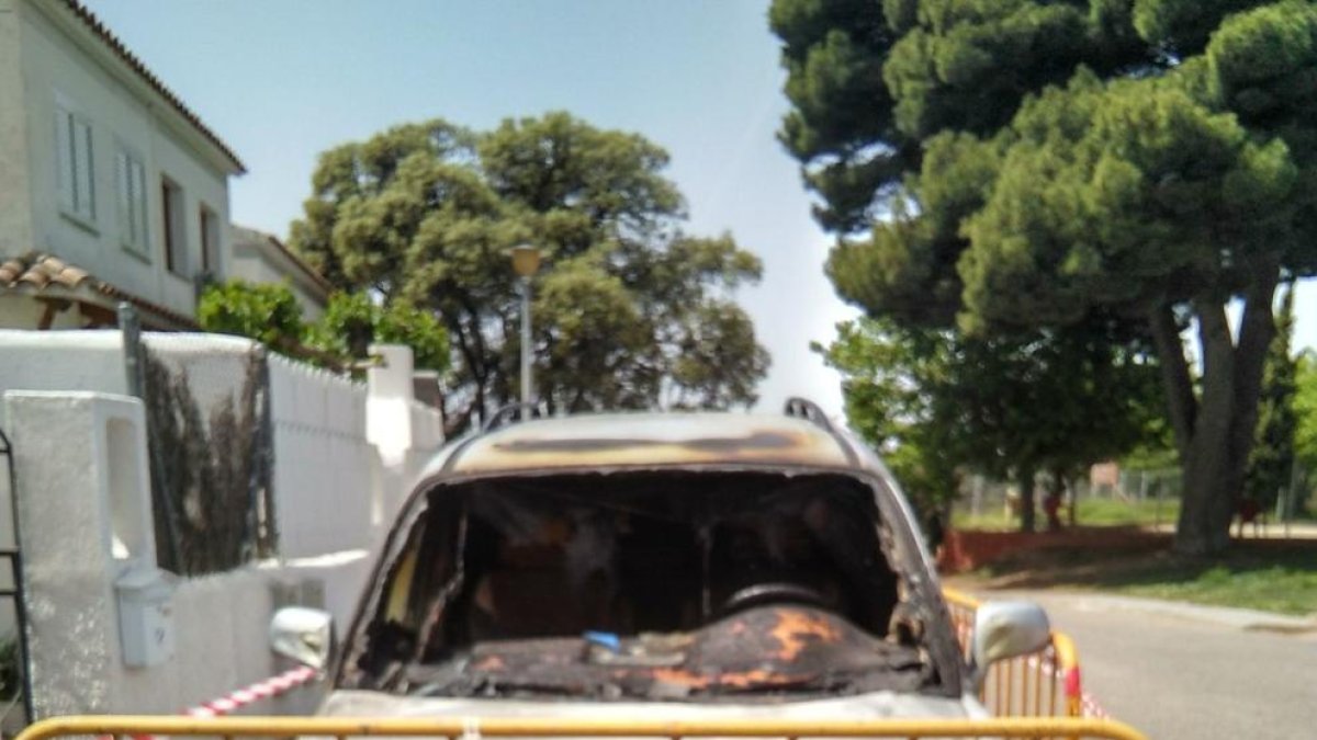 Imagen de uno de los coches quemados.