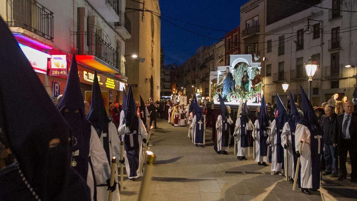 Un instant de la processó del Prendiment, que va recórrer els carrers de Reus amb un dels misteris.