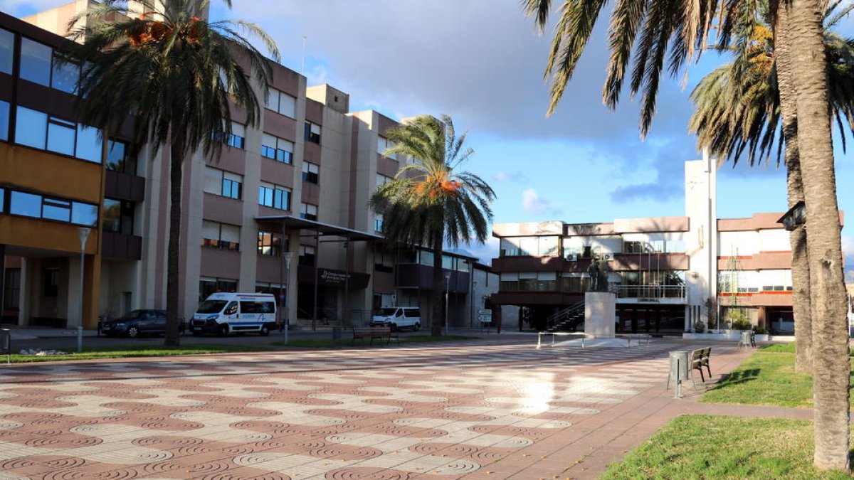 Movem Tortosa va presentar el 2015 i el 2017, per suposades irregularitats en la contractació de personal i de serveis a l'Hospital de Jesús.