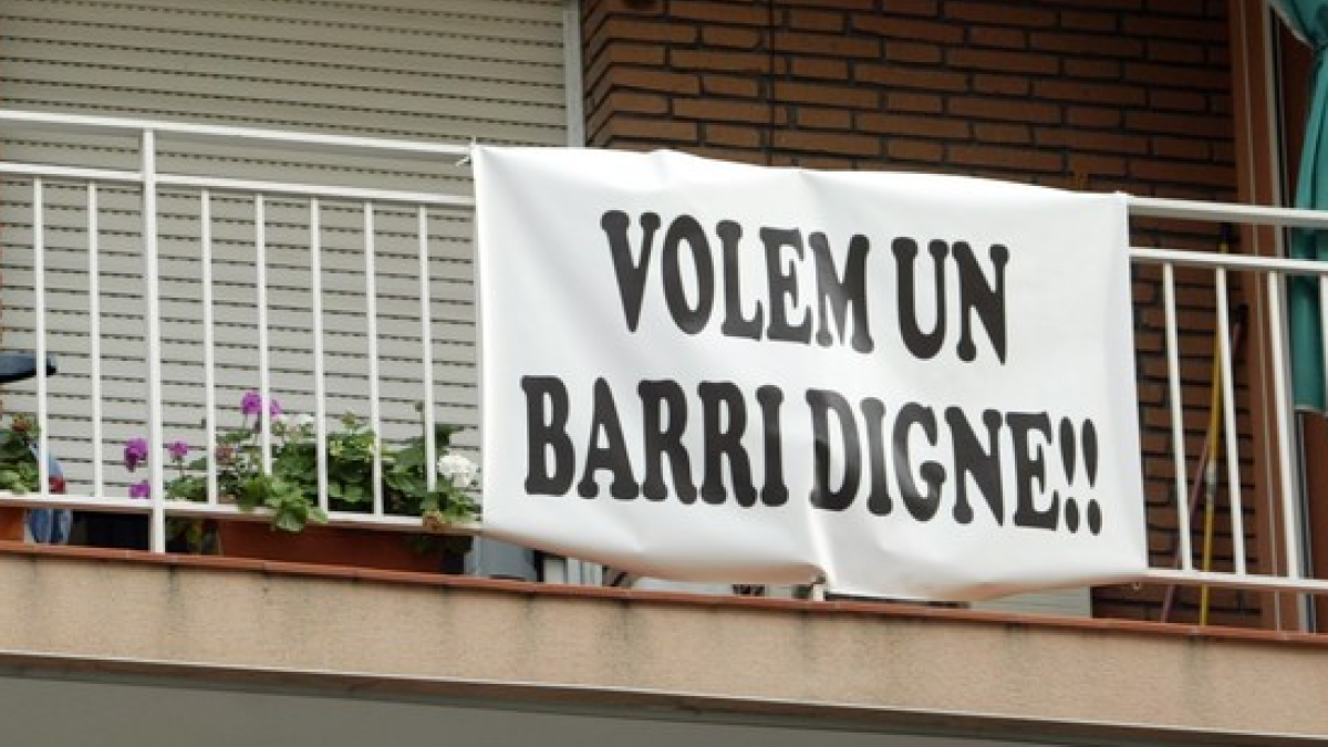 Pancarta colocada en un balcón de la Parte Baja donde se reclama un «barrio digno».