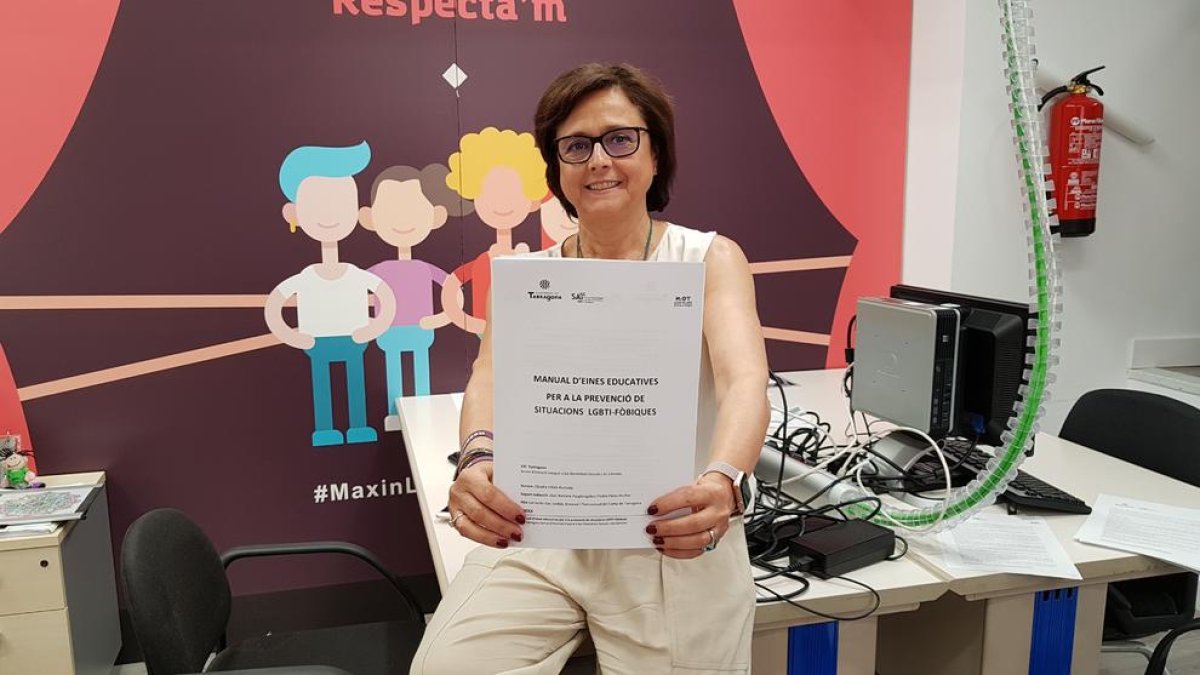 Montse Garcia, jefa de Igualdad, con el manual que han elaborado.