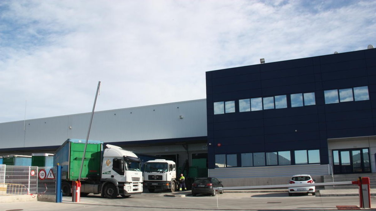 Façana principal de la nau d'ID Logistics a Vila-rodona, ocupada per Privalia.