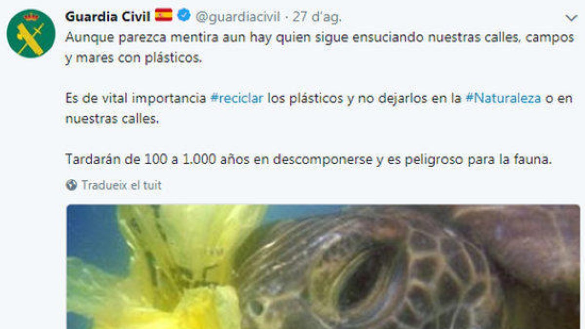 Captura de pantalla on es pot veure la piulada de la Guàrdia Civil on fa una crida a no embrutar amb plàstics amb una imatge d'una tortuga que porta enganxat a la boca un plàstic groc.