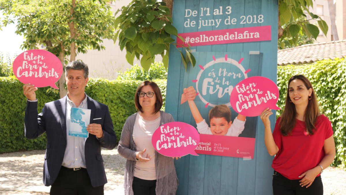 L'alcaldessa de Cambrils, Camí Mendoza, i els regidors, Ana López i Lluís Abella, han presentat la nova edició de la Fira.