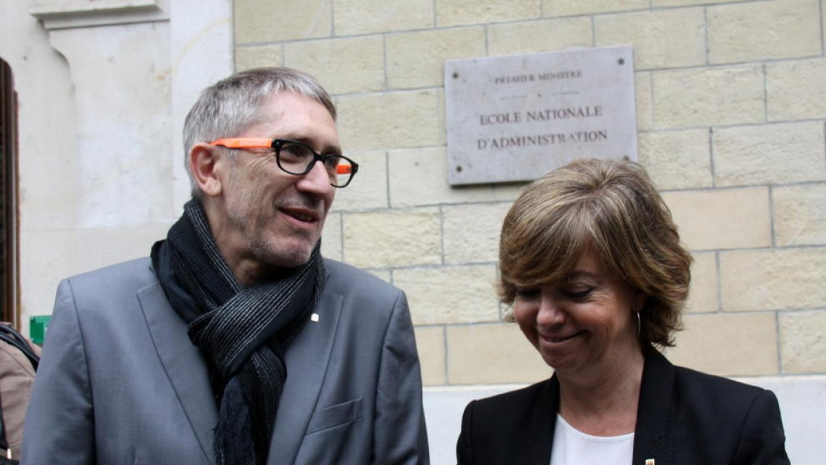 Imagen de archivo del director de la Escuela de Administración Pública de Cataluña, Agustí Colomines, con la consejera de Gobernación, Meritxell Borràs en París.