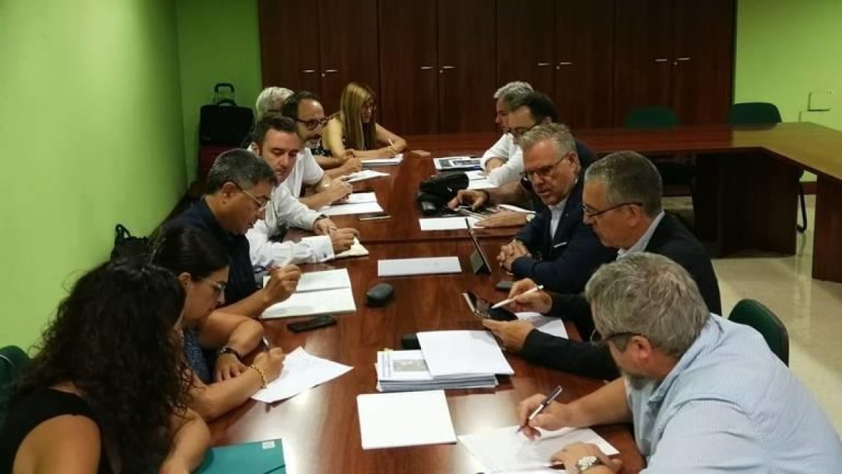 El alcalde, Pere Granados, se ha reunido con directivos de Adif para impulsar y planificar proyectos y plazos para la nueva estación.