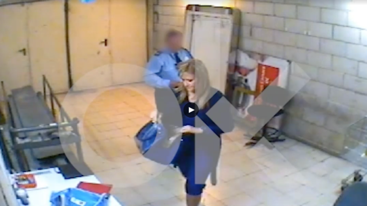 Un instante del vídeo en que se muestra Cifuentes sacando dos botes de crema que presuntamente había robado en un supermercado.