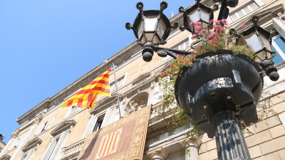 Imatge de la façana del Palau de la Generalitat, amb la senyera hissada.