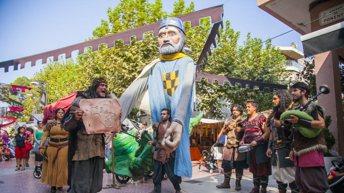 Juglares, acróbatas, bufones y músicos han empezado a pasearse por el Mercado Medieval de Salou.