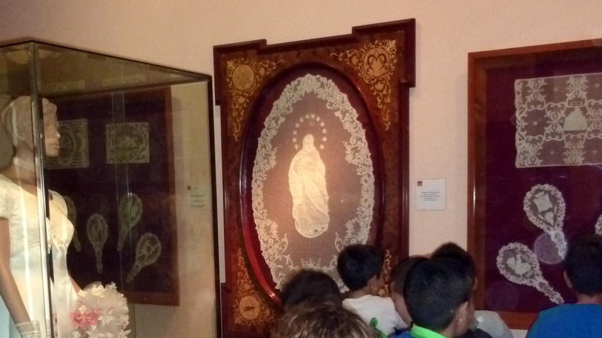 Los alumnos han podido ver los trabajos de bolillos expuestos en el museo.