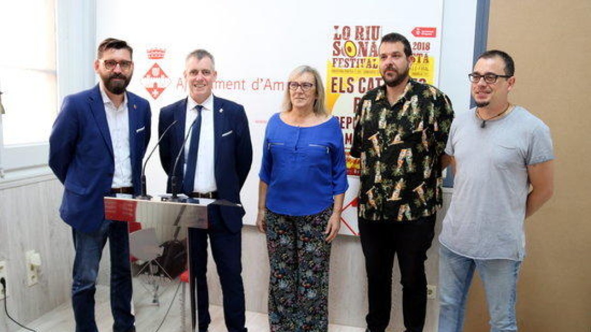 Foto de família dels representants de l'Ajuntament d'Amposta, la Lliga Contra el Càncer i els promotors de Lo Riu Sona Festival, en la presentació del certamen.