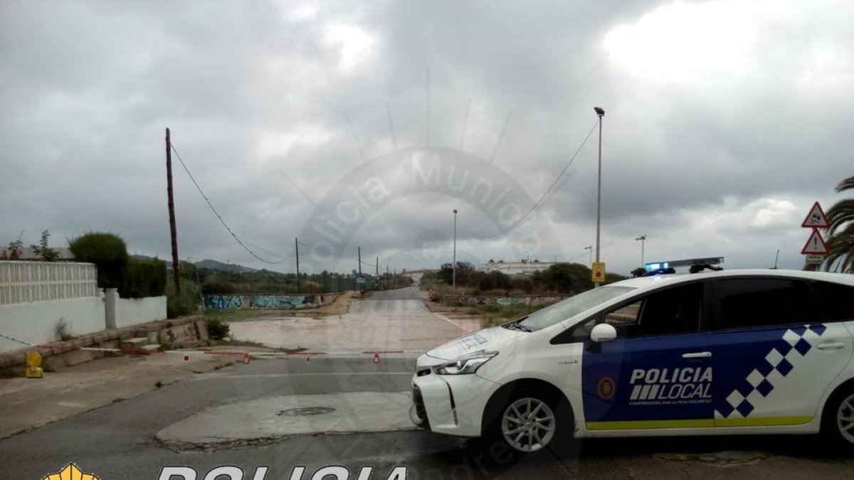 Els indrets inundables estan tallats al trànsit amb una cadena.