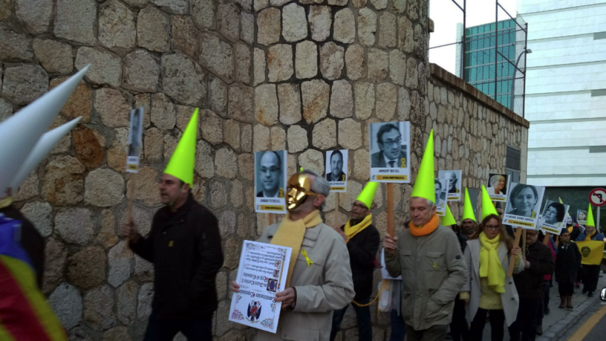 Un instante de la «procesión por los presos políticos y exiliados» convocada por el CDR de la ciudad.